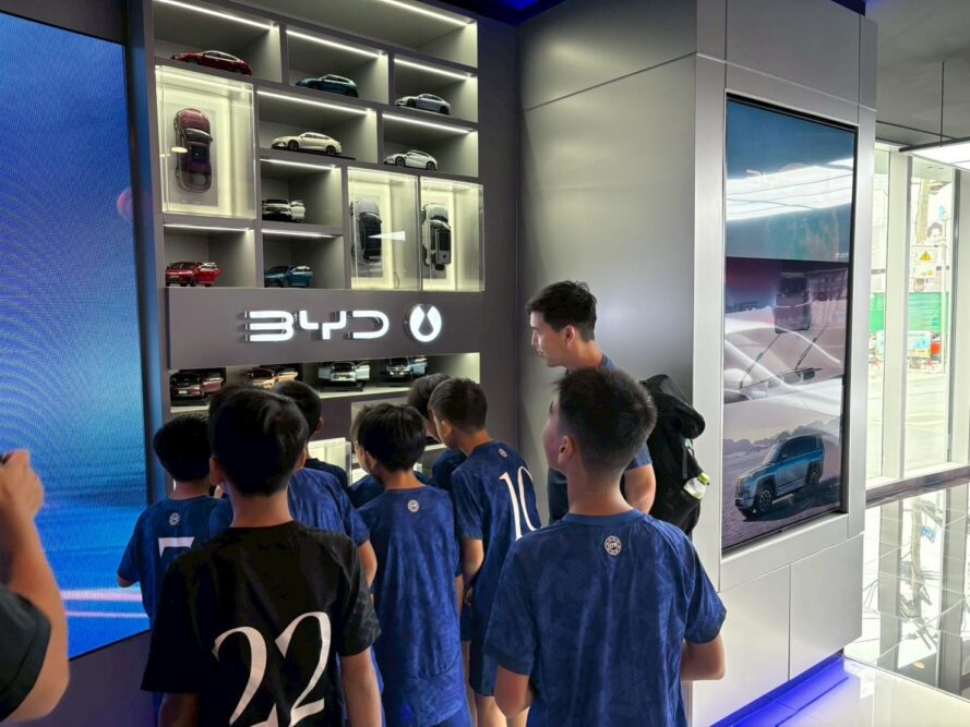 บีวายดี ประเทศไทย และ เรเว่ นำทีมฟุตบอลเยาวชนจีน เยี่ยมศูนย์ BYD ...